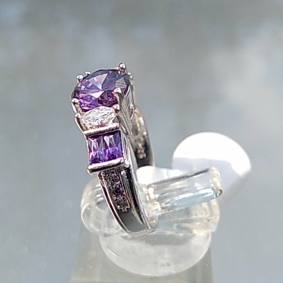 Amethyst and created diamonds ring - Picture 2 of 9